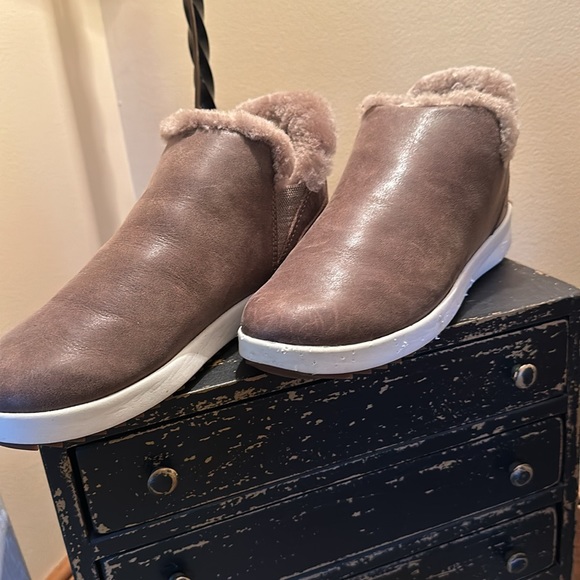 Shoes - Picture 2 of 8